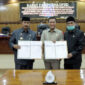 FOTO : Penandatanganan Berita Acara Persetujuan Bersama antara Kepala Daerah dan Pimpinan DPRD atas Raperda pertanggungjawaban APBD Tahun Anggaran 2019, Senin (03/08/20).