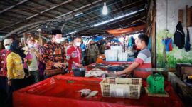 Wabup Hairan bersama OPD terkait turun ke Pasar dialog dengan pedagang, Kamis (23/12/21). FOTO : FM Prokopim