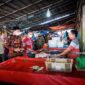 Wabup Hairan bersama OPD terkait turun ke Pasar dialog dengan pedagang, Kamis (23/12/21). FOTO : FM Prokopim