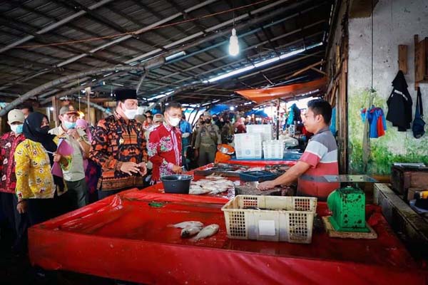 Wabup Hairan bersama OPD terkait turun ke Pasar dialog dengan pedagang, Kamis (23/12/21). FOTO : FM Prokopim