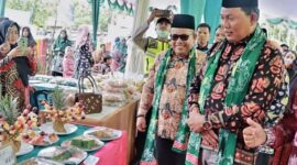 Wakil Bupati H. Hairan, SH bersama Kepala Perwakilan BKKBN Provinsi Jambi Dr. Munawar Ibrahim S.Kp M.Ph tinjau hasil olahan DASHAT. FOTO : Prokopim