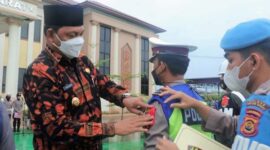 Wakil Bupati Tanjab Barat Hairan, SH Saat Memimpin Apel Operasi Lilin 2021 di Mapolres Tanjab Bara, Kamis (23/12/21). FOTO : Prokopim