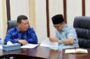 Wakil Bupati, Dr. H. Katamso, S.A., S.E., M.E. (kanan), saat memeriksa dokumen administratif usai mengikuti rapat daring bersama Kementerian ESDM RI di Ruang Rapat Bupati, Kamis (30/07). (Foto: Dok. Prokopim Tanjab Barat)
