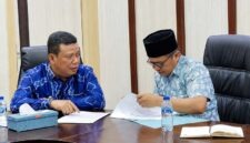 Wakil Bupati, Dr. H. Katamso, S.A., S.E., M.E. (kanan), saat memeriksa dokumen administratif usai mengikuti rapat daring bersama Kementerian ESDM RI di Ruang Rapat Bupati, Kamis (30/07). (Foto: Dok. Prokopim Tanjab Barat)