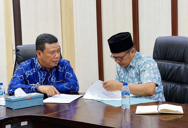 Wakil Bupati, Dr. H. Katamso, S.A., S.E., M.E. (kanan), saat memeriksa dokumen administratif usai mengikuti rapat daring bersama Kementerian ESDM RI di Ruang Rapat Bupati, Kamis (30/07). (Foto: Dok. Prokopim Tanjab Barat)