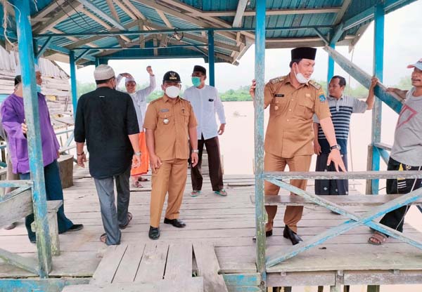 Wabup Hairan Tinjau Jembatan Kayu di RT 05 Senyerang