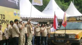 Wakil Bupati Muaro Jambi Bambang Bayu Suseno mendampingi Ketua Umum IMI Pusat Bambang Soesatyo melepas peserta Sumatra tribute Jambi-Medan di Perumahan Citra Raya City  Mendalo, Minggu (06/02/22). FOTO : Noval/Kominfo