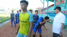 Pemain Sepak Bola Tanjab Barat minta Restu Wabup Hairan usai latihan, di Stadion Bhakti Karya, Rabu (5/1/22). FOTO : Prokopim