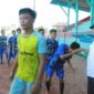 Pemain Sepak Bola Tanjab Barat minta Restu Wabup Hairan usai latihan, di Stadion Bhakti Karya, Rabu (5/1/22). FOTO : Prokopim