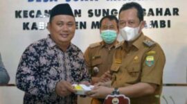 Wakil Bupati Muaro Jambi Bambang Bayu Suseno (BBS) Potong Tumpeng Peresmian Kantor Desa Terpadu di Desa Suka Makmur, Senin (07/02/22). FOTO : Noval/Ist