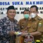 Wakil Bupati Muaro Jambi Bambang Bayu Suseno (BBS) Potong Tumpeng Peresmian Kantor Desa Terpadu di Desa Suka Makmur, Senin (07/02/22). FOTO : Noval/Ist