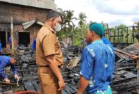 FOTO : Wakil Bupati Tanjab Barat Hairan didampingi Camat Tungkal Ilir Ardian Saat di Lokasi Kebakaran, Selasa (06/04/21)