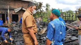 FOTO : Wakil Bupati Tanjab Barat Hairan didampingi Camat Tungkal Ilir Ardian Saat di Lokasi Kebakaran, Selasa (06/04/21)