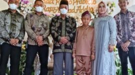 Wakil Gubernur Jambi H. Abdullah Sani dan Kapolres Muaro Jambi AKBP Yuyan Priatmaja Saat Hadiri Acara Khitanan Putra Kapolsek Sungai Gelam, Minggu (20/2/22). FOTO : Noval