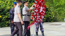 Wakapolda Jambi Brigjen Pol M Mustaqim Saat Pimpin Upacara Tabur Bunga Peringatan Hari Bhayangkara ke-79 di Dermaga Makam Orang Kayo Hitam. FOTO : HMS