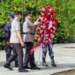 Wakapolda Jambi Brigjen Pol M Mustaqim Saat Pimpin Upacara Tabur Bunga Peringatan Hari Bhayangkara ke-79 di Dermaga Makam Orang Kayo Hitam. FOTO : HMS