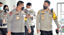Wakapolda Jambi Kombes Pol Yudawan Roswinarso Tinjau Peninjauan Pelaksanaan Vaksinasi Serentak Anak Usia 6 s/d 12 Thn, Lansia dan Booster di Puskesmas Olak Kemang, Kecamatan Danau Teluk, Jum’at (18/03/22).
