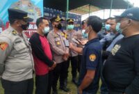 Wakapolres Muaro Jambi Kompol Novrizal, S.Sos, MH ketika diwawancarai Wartawan di lokasi vaksinasi lapangan sepakbola Desa Senaung, Minggu (5/12/21). FOTO : Noval

