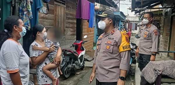 Wakapolres Tanjabbar Kompol Alhajat, SIK Saat Memberikan Banuan Sewa Bedeng Kepada Ibu Nita tidak Jauh dari Lokasi Kebakaran, Selasa (24/08/21). FOTO : ABAS