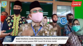 FOTO : Wakil Wali Kota Jambi Dr. H. Maulana Saat Memberkan Penjelasan Kepada Masyarakat yang Melakukan Penolakan Terhadap Difungsikannya Gedung Graha Lansia Kota Jambi sebagai tempat siolasi Pasien PDP Rapid Tes, Minggu (17/05/20).