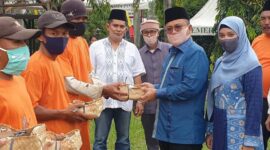 FOTO : Wakil Wali Kota Jambi Dr. dr. H. Maulana, MKM Secara Simbolis Serahkan Daging Qurban Pemkot Jambi Kepada Perwakilan Masyarakat Penerima Qurban, Jumat (31/07/20)