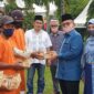 FOTO : Wakil Wali Kota Jambi Dr. dr. H. Maulana, MKM Secara Simbolis Serahkan Daging Qurban Pemkot Jambi Kepada Perwakilan Masyarakat Penerima Qurban, Jumat (31/07/20)
