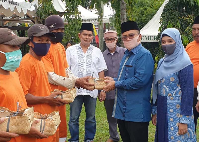 FOTO : Wakil Wali Kota Jambi Dr. dr. H. Maulana, MKM Secara Simbolis Serahkan Daging Qurban Pemkot Jambi Kepada Perwakilan Masyarakat Penerima Qurban, Jumat (31/07/20)