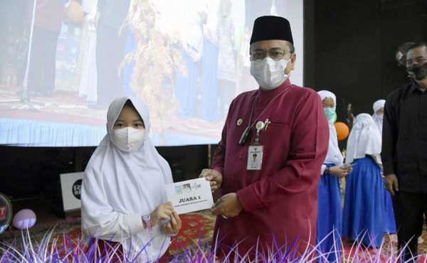 Meningkatkan Budaya Literasi, Maulana Apresiasi Lomba Cerita Harapan RRI Jambi. FOTO : ISTIMEWA