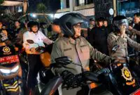 Wali Kota Jambi, Maulana (tengah), memimpin patroli motor gabungan bersama unsur Forkopimda di Kota Jambi, Sabtu malam (25/7/2026). Patroli skala besar ini difokuskan untuk mengantisipasi aksi geng motor, balap liar, dan kejahatan jalanan demi memastikan keamanan kota. (Foto: Dok. Pemkot Jambi)