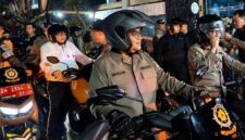 Wali Kota Jambi, Maulana (tengah), memimpin patroli motor gabungan bersama unsur Forkopimda di Kota Jambi, Sabtu malam (25/7/2026). Patroli skala besar ini difokuskan untuk mengantisipasi aksi geng motor, balap liar, dan kejahatan jalanan demi memastikan keamanan kota. (Foto: Dok. Pemkot Jambi)