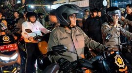 Wali Kota Jambi, Maulana (tengah), memimpin patroli motor gabungan bersama unsur Forkopimda di Kota Jambi, Sabtu malam (25/7/2026). Patroli skala besar ini difokuskan untuk mengantisipasi aksi geng motor, balap liar, dan kejahatan jalanan demi memastikan keamanan kota. (Foto: Dok. Pemkot Jambi)