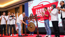 Wakil Menteri Ketenagakerjaan Afriansyah Noor secara resmi membuka Rakernas JARNAS.INDO 2026 melalui pemukulan gong di Jakarta, Minggu (25/10). (FOTO : Dok. Biro Humas Kemnaker)