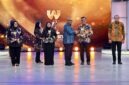 Wakil Menteri Ketenagakerjaan Afriansyah Noor (tengah, berbaju biru) menyerahkan penghargaan kepada salah satu instansi berprestasi pada ajang Warta Kota Awards 2026 di Jakarta, Senin (6/7/2026). (Foto: Dok. Biro Humas Kemnaker)