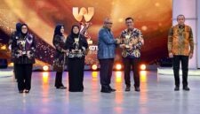 Wakil Menteri Ketenagakerjaan Afriansyah Noor (tengah, berbaju biru) menyerahkan penghargaan kepada salah satu instansi berprestasi pada ajang Warta Kota Awards 2026 di Jakarta, Senin (6/7/2026). (Foto: Dok. Biro Humas Kemnaker)