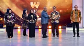 Wakil Menteri Ketenagakerjaan Afriansyah Noor (tengah, berbaju biru) menyerahkan penghargaan kepada salah satu instansi berprestasi pada ajang Warta Kota Awards 2026 di Jakarta, Senin (6/7/2026). (Foto: Dok. Biro Humas Kemnaker)