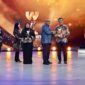 Wakil Menteri Ketenagakerjaan Afriansyah Noor (tengah, berbaju biru) menyerahkan penghargaan kepada salah satu instansi berprestasi pada ajang Warta Kota Awards 2026 di Jakarta, Senin (6/7/2026). (Foto: Dok. Biro Humas Kemnaker)