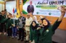Wakil Menteri Ketenagakerjaan (Wamenaker) Afriansyah Noor berfoto bersama (selfie) dengan para mahasiswa usai memberikan kuliah umum di Universitas Batanghari, Jambi, Sabtu (12/9/2026). (FOTO : Dok. Biro Humas Kemnaker)