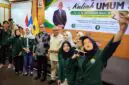 Wakil Menteri Ketenagakerjaan (Wamenaker) Afriansyah Noor berfoto bersama (selfie) dengan para mahasiswa usai memberikan kuliah umum di Universitas Batanghari, Jambi, Sabtu (12/9/2026). (FOTO : Dok. Biro Humas Kemnaker)