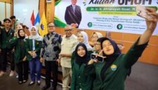 Wakil Menteri Ketenagakerjaan (Wamenaker) Afriansyah Noor berfoto bersama (selfie) dengan para mahasiswa usai memberikan kuliah umum di Universitas Batanghari, Jambi, Sabtu (12/9/2026). (FOTO : Dok. Biro Humas Kemnaker)