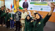 Wakil Menteri Ketenagakerjaan (Wamenaker) Afriansyah Noor berfoto bersama (selfie) dengan para mahasiswa usai memberikan kuliah umum di Universitas Batanghari, Jambi, Sabtu (12/9/2026). (FOTO : Dok. Biro Humas Kemnaker)