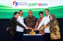 Wamenaker, Afriansyah Noor (tengah), bersama jajaran perwakilan dari Lembaga Sertifikasi Profesi Gatensi Karya Konstruksi, platform digital Banger, dan PT MBI(Persero) Tbk usai meresmikan peluncuran kerja sama strategis di Jakarta. Sinergi ini merupakan wujud nyata kolaborasi lintas sektor antara pemerintah, industri, dan sektor finansial demi memperkuat standarisasi sertifikasi kompetensi tenaga kerja nasional. (FOTO : Dok. Biro Humas Kemnaker)