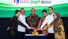 Wamenaker, Afriansyah Noor (tengah), bersama jajaran perwakilan dari Lembaga Sertifikasi Profesi Gatensi Karya Konstruksi, platform digital Banger, dan PT MBI(Persero) Tbk usai meresmikan peluncuran kerja sama strategis di Jakarta. Sinergi ini merupakan wujud nyata kolaborasi lintas sektor antara pemerintah, industri, dan sektor finansial demi memperkuat standarisasi sertifikasi kompetensi tenaga kerja nasional. (FOTO : Dok. Biro Humas Kemnaker)