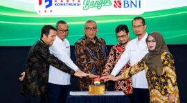 Wamenaker, Afriansyah Noor (tengah), bersama jajaran perwakilan dari Lembaga Sertifikasi Profesi Gatensi Karya Konstruksi, platform digital Banger, dan PT MBI(Persero) Tbk usai meresmikan peluncuran kerja sama strategis di Jakarta. Sinergi ini merupakan wujud nyata kolaborasi lintas sektor antara pemerintah, industri, dan sektor finansial demi memperkuat standarisasi sertifikasi kompetensi tenaga kerja nasional. (FOTO : Dok. Biro Humas Kemnaker)