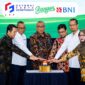 Wamenaker, Afriansyah Noor (tengah), bersama jajaran perwakilan dari Lembaga Sertifikasi Profesi Gatensi Karya Konstruksi, platform digital Banger, dan PT MBI(Persero) Tbk usai meresmikan peluncuran kerja sama strategis di Jakarta. Sinergi ini merupakan wujud nyata kolaborasi lintas sektor antara pemerintah, industri, dan sektor finansial demi memperkuat standarisasi sertifikasi kompetensi tenaga kerja nasional. (FOTO : Dok. Biro Humas Kemnaker)