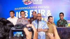 Wakil Menteri Ketenagakerjaan RI Afriansyah Noor dan Kapolda Jambi Irjen Pol. Krisno Halomoan Siregar secara simbolis membuka acara Bhayangkara Presisi Job Fair & Bazar UMKM Polda Jambi di Lippo Mall Plaza Jambi, Senin (22/6/2026). (FOTO : Dok. Biro Humas Kemnaker)