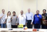 Wakil Menteri Ketenagakerjaan Afriansyah Noor (tengah) berfoto bersama jajaran manajemen PT Multistrada Arah Sarana Tbk (Michelin Group), perwakilan Polri Kombes Pol Sumarni, serta perwakilan serikat pekerja usai memfasilitasi dialog penyelesaian perselisihan hubungan industrial di Cikarang Timur, Bekasi, Jawa Barat, Selasa (12/5/2026). (FOTO : Dok. Biro Humas Kemnaker)