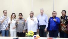 Wakil Menteri Ketenagakerjaan Afriansyah Noor (tengah) berfoto bersama jajaran manajemen PT Multistrada Arah Sarana Tbk (Michelin Group), perwakilan Polri Kombes Pol Sumarni, serta perwakilan serikat pekerja usai memfasilitasi dialog penyelesaian perselisihan hubungan industrial di Cikarang Timur, Bekasi, Jawa Barat, Selasa (12/5/2026). (FOTO : Dok. Biro Humas Kemnaker)