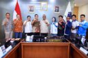 Wakil Menteri Ketenagakerjaan (Wamenaker) RI, Afriansyah Noor (tengah), berfoto bersama Direktur Operasional PT Indomarco Prismatama (Indomaret), Andreas Djajaputra (keempat dari kiri), Ketua Umum Dewan Pimpinan Pusat Serikat Pekerja Nasional (DPP SPN), Iwan Kusmawan, serta jajaran perwakilan buruh usai dialog hubungan industrial di Kantor Kemnaker, Jakarta. (Foto: Dok. Humas Kemnaker)
