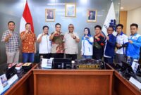 Wakil Menteri Ketenagakerjaan (Wamenaker) RI, Afriansyah Noor (tengah), berfoto bersama Direktur Operasional PT Indomarco Prismatama (Indomaret), Andreas Djajaputra (keempat dari kiri), Ketua Umum Dewan Pimpinan Pusat Serikat Pekerja Nasional (DPP SPN), Iwan Kusmawan, serta jajaran perwakilan buruh usai dialog hubungan industrial di Kantor Kemnaker, Jakarta. (Foto: Dok. Humas Kemnaker)