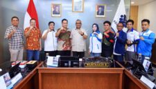 Wakil Menteri Ketenagakerjaan (Wamenaker) RI, Afriansyah Noor (tengah), berfoto bersama Direktur Operasional PT Indomarco Prismatama (Indomaret), Andreas Djajaputra (keempat dari kiri), Ketua Umum Dewan Pimpinan Pusat Serikat Pekerja Nasional (DPP SPN), Iwan Kusmawan, serta jajaran perwakilan buruh usai dialog hubungan industrial di Kantor Kemnaker, Jakarta. (Foto: Dok. Humas Kemnaker)